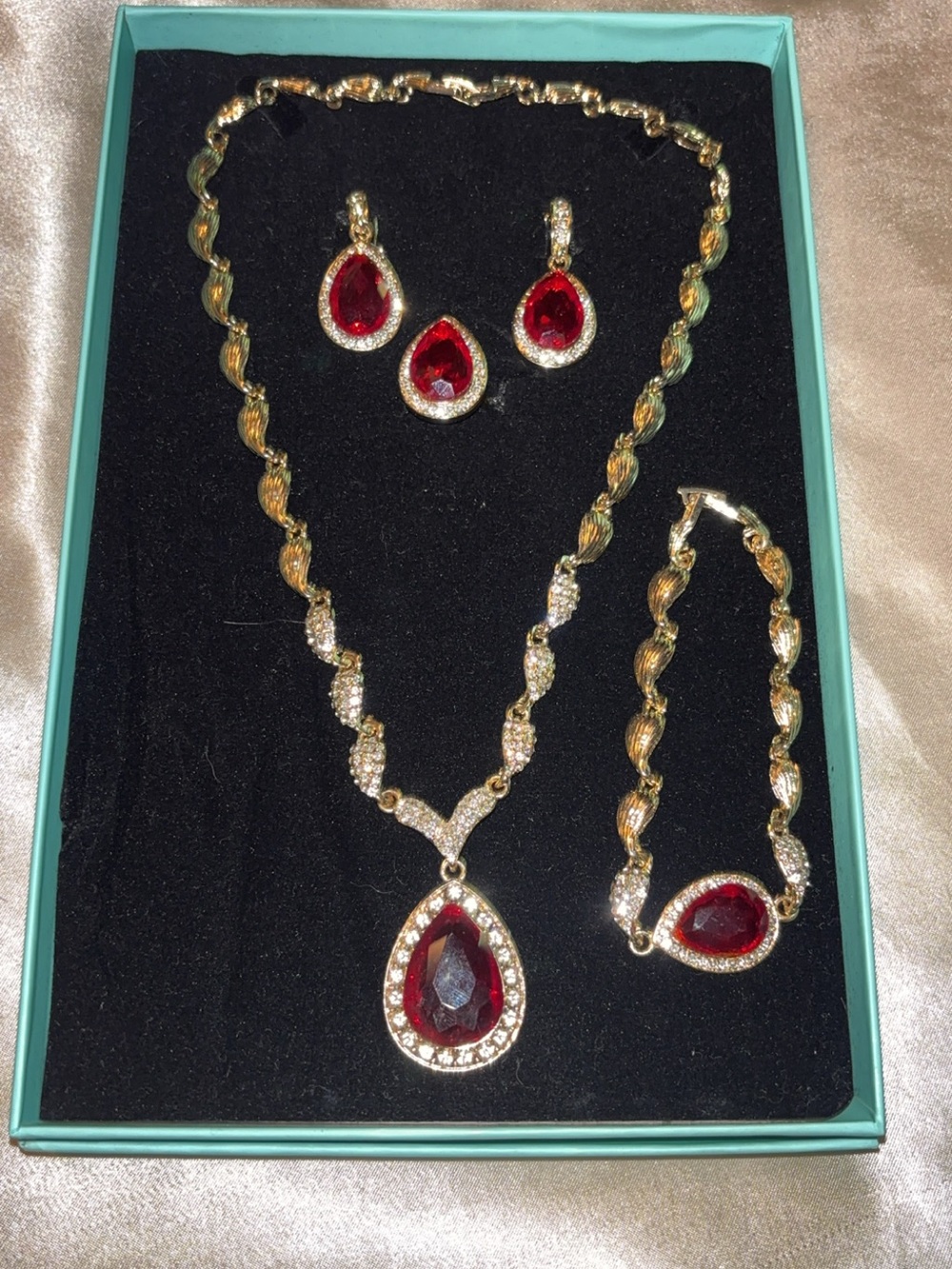 Gold Tone Women’s Jewelry Set with Red Teardrop Stones